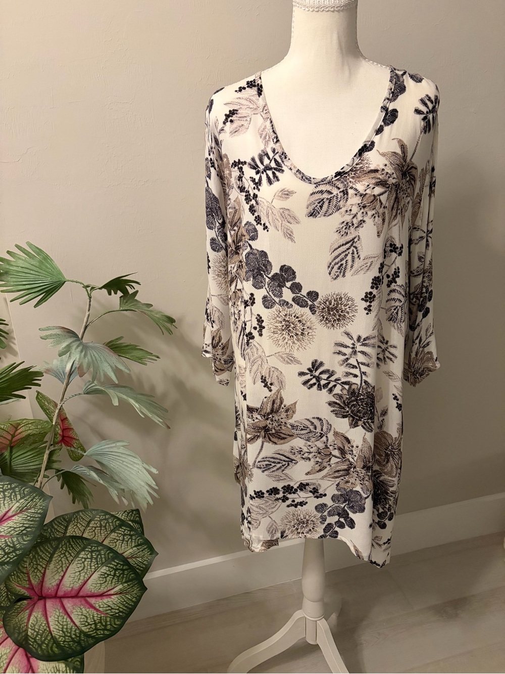 NWT J. Valdi Women's Floral V-Neck Tunic Top - Size Large
